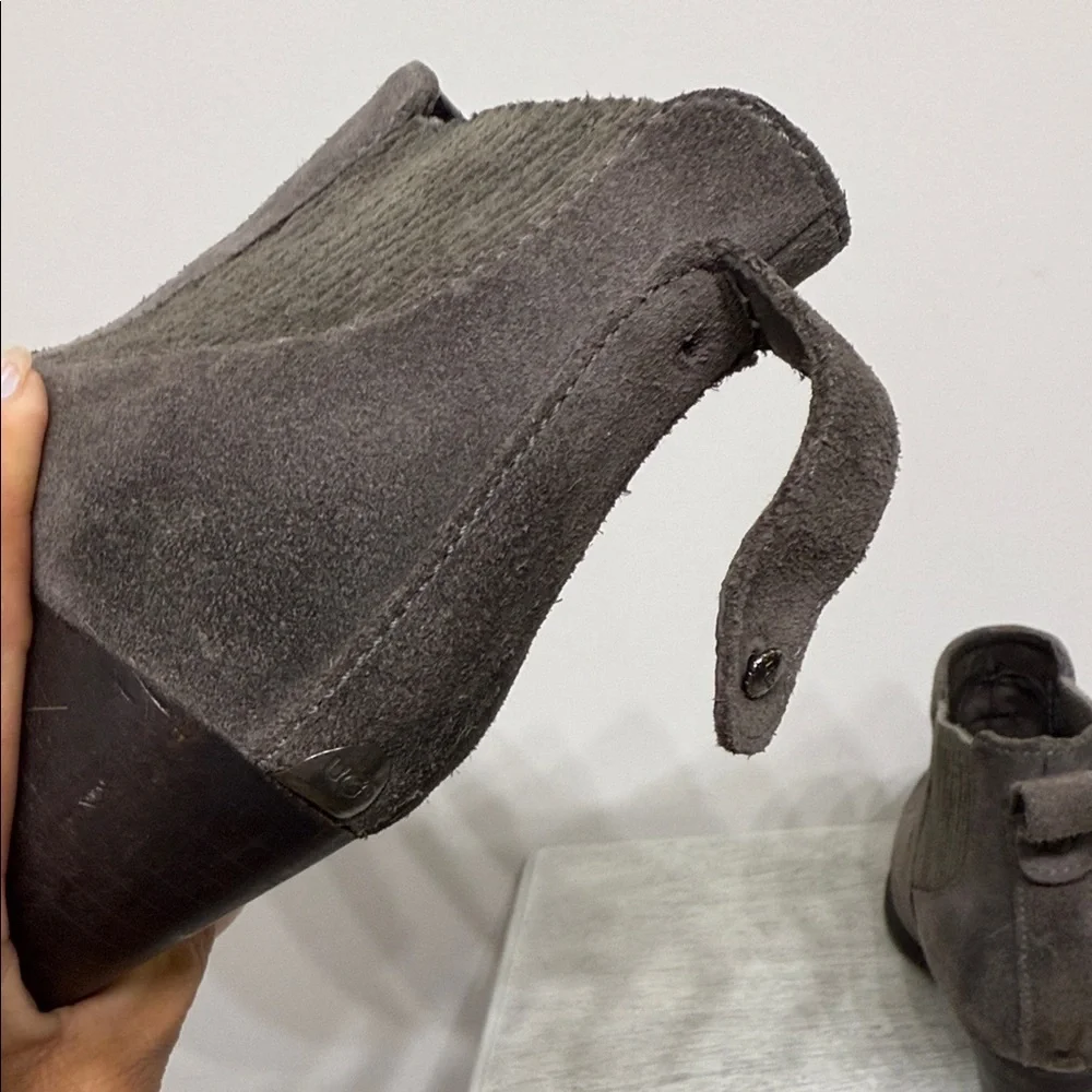 UGG Cobie ll Size 9 Chelsea Charcoal Suede Ankle Booties